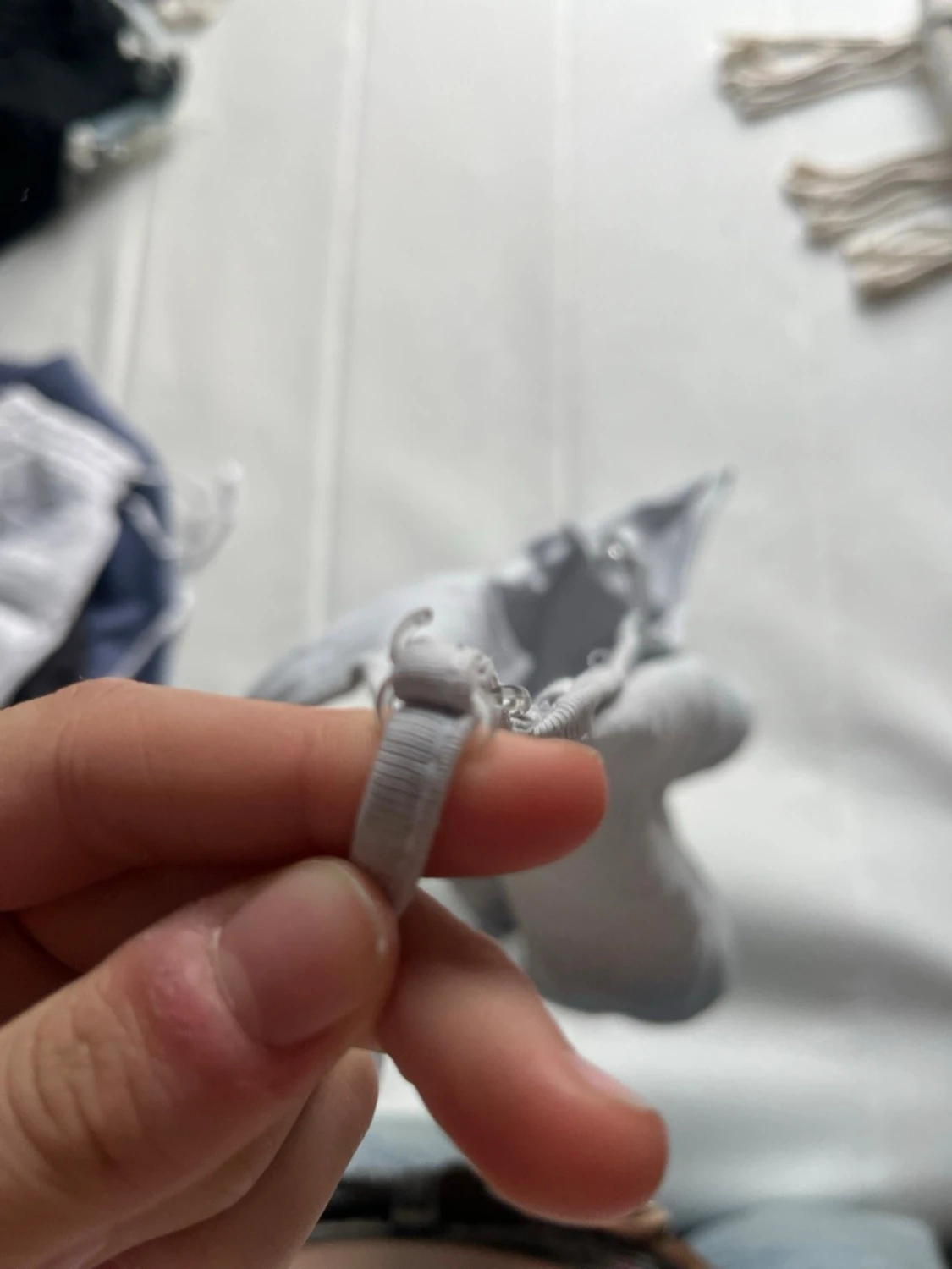 Ljusgrå linnetopp med smala axelband - 3