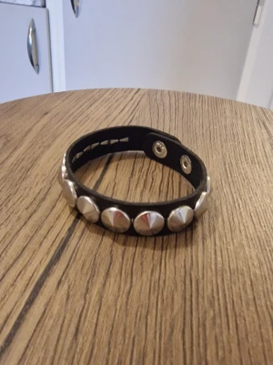 Punkarmband  - Punkarmband svart/silver. 22,2 cm långt. Bredd 1,5 cm.