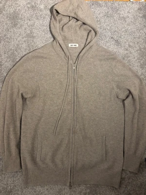 Soft goat hoodie - Zip hoodie från soft goat I 100% Kashmir. Hoodie är i färgen beige och i mycket bra skick!