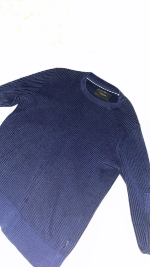 stickad tröja - mörkblå stickad tröja från jack and jones skit bra passform storlek XS men passar as bra för S och lite M. den e stretchig