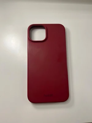 Silikon mobilskal - Säljer denna vinröda mobilskalet från Holdit för IPhone 13 då jag har köpt en annan mobil. Nypris 200kr.