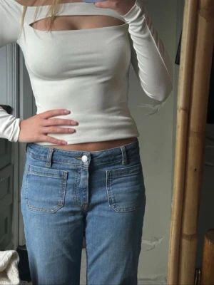 Vit långärmad topp med cut out - Jätte fin topp, nästan aldrig använd. 