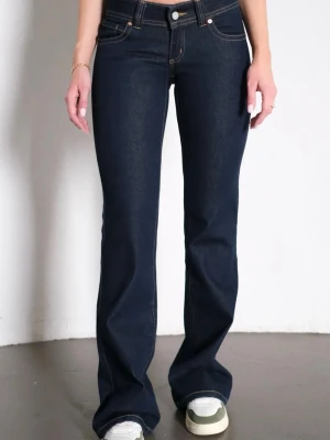 A brand jeans mörkblå - Mörkblå A brand jeans i storlek W25. Relativt ny inköpta och endast använda fåtal gånger, gjort i riktigt jeans material och är i bra skick. De är lite trasiga nere vid hälen men inget som syns vid användning. Skriv för fler bilder💕💕