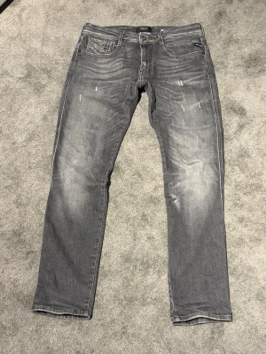 Reaplay anbass jeans -  Säljer mina schyssta Replay anbass med slitningar.  W31 L32. Nypris var 1800kr