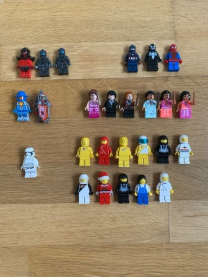 Samling LEGO minifigurer - Säljer en samling LEGO minifigurer med blandade teman som superhjältar, riddare, prinsessor, astronauter och klassiska figurer. Färgerna varierar från rött, blått, svart till vitt och gult. Perfekt för dig som gillar att bygga och samla på LEGO-karaktärer.