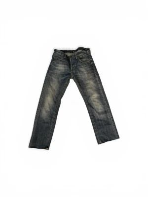 Vintage Lee jeans - Tjena, jag säljer ett par vintage lee jeans med riktigt snygga naturliga fades. Dom är storlek 30/32 men är klippta så dom sitter mer som 30/30. Hör av dig vid frågor.
