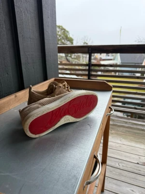 louboutin - Storlek 40 och en halv. Använda men inte slitna. Box, kvitto och extra nitar medföljer. 