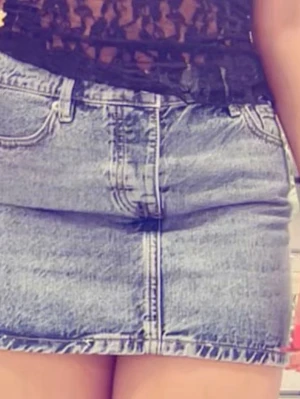 Blå jeanskjol i kort modell - Säljer en klassisk blå jeanskjol i kort modell med fyra fickor och tydliga sömmar. Kjolen har en normal passform och är tillverkad i denim med en ljus tvätt. Perfekt att styla med en cool topp eller hoodie. Använd en gång  