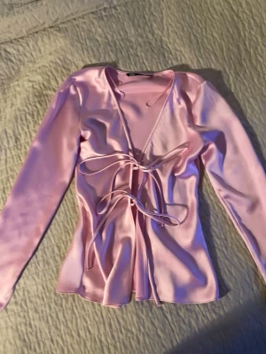 Festlig rosa siden topp - Köpt från Zara. Sidenliknande material. Nypris ca 400. Djur och rökfritt hem. Buda gärna!