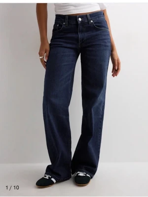 Mörkblå loose fit jeans från Nelly - Helt oanvända min prislappen kvar. Orginal pris 699kr. 