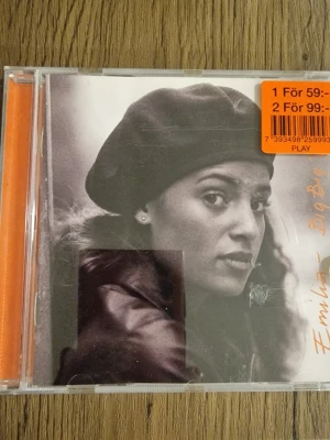 Emilia Big Big World CD-album - Emilia Big Big World CD-album. Musik-CD i plastfodral med originalomslag och tryckt baksida med låtlista. Standardstorlek på CD-skiva, spelas i vanliga CD-spelare.