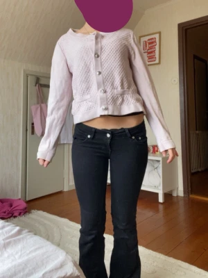 Ljusrosa kofta  - Kofta från isolde det har lossnat en knapp men jag har kvar knappen å man får med den så man kan sy på den. vet inte vad original priset är storlek M