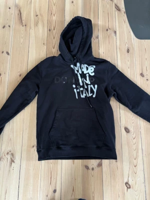 Svart hoodie Dondup Made in Italy - Svart hoodie från Dondup, sällsynt hoodie få exemplar. Sparsamt använt i bra skick. Nypris:3000. Pris kan diskuteras vid snabb affär 
