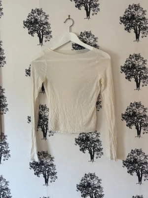 Vit intimissimi topp - Väldigt fint skick! Toppen är ifrån intimissimi och är i storlek S, den är avklippt så den är inte lika lång som dom vanliga men sitter fortfarande jättebra och inte som en kort magtröja! Finns en liten liten svart fläck som knappt syns som jag visar på sista bilden, annars väldigt bra skick!🌸💓