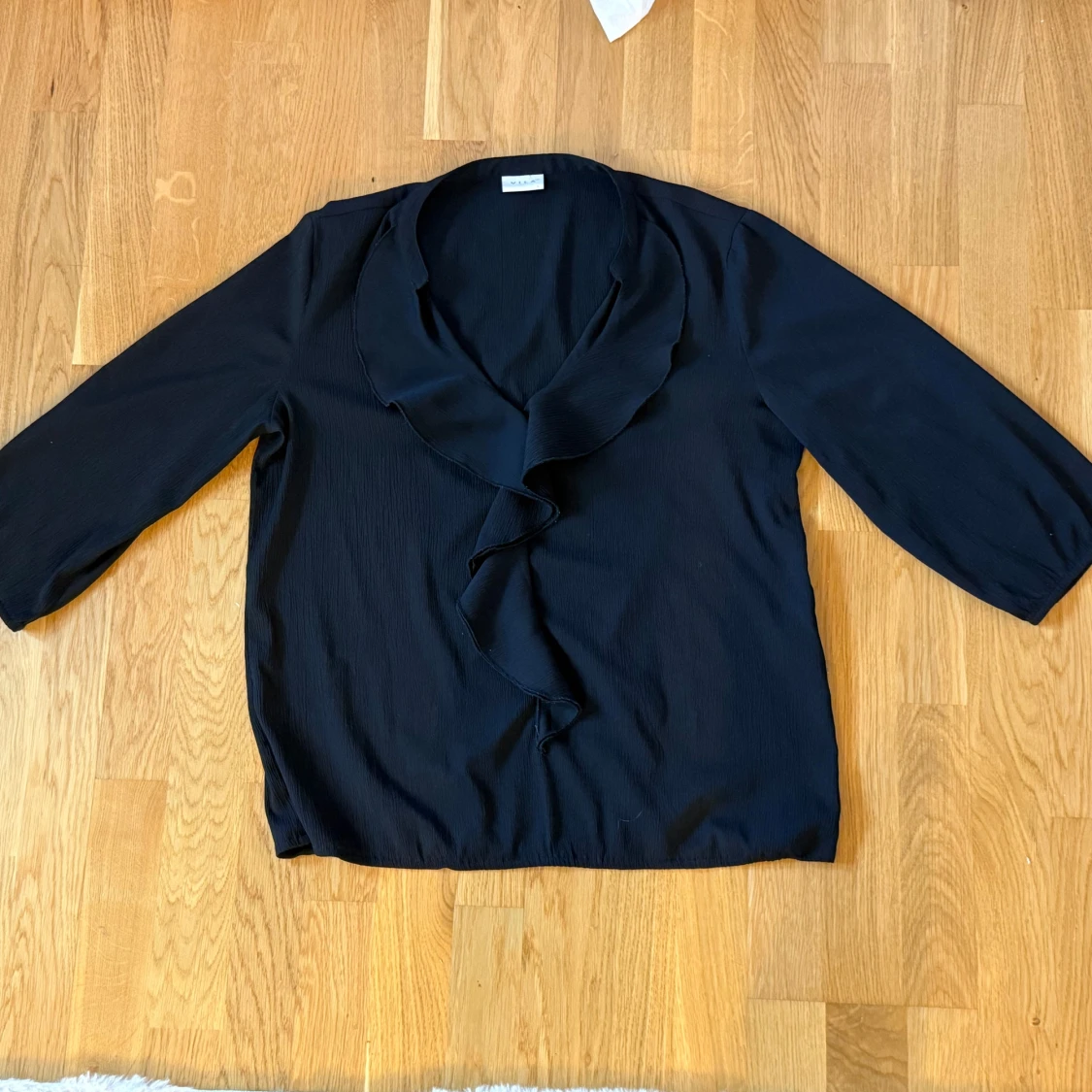 Svart blus med volang från Vero Moda - 1