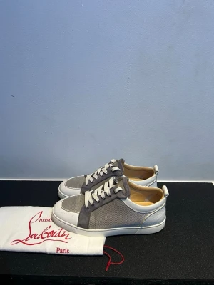 Christian Louboutin skor - Riktigt snygga loubs i storlek 42. Väldigt bra skick utan märkvärdiga defekter. Dustbag nedkommer. Hör av dig vid funderingar