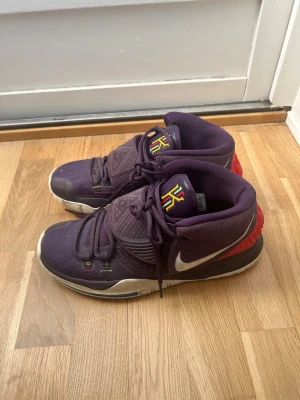 Nike Kyrie 6 - Säljer ett par Nike Kyrie 6 i snygg färg. Väldigt sköna basketskor med bra grepp och stabilitet – perfekta för både basket och vardag.