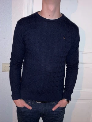 Mörkblå tröja i merinoull från Morris - Mörkblå tröja i merinoull från Morris i storlek M.   Fint skick till ett bra pris. Nypris: 1995kr. Mitt pris: 349kr. Vid frågor eller funderingar, tveka inte att höra av dig.