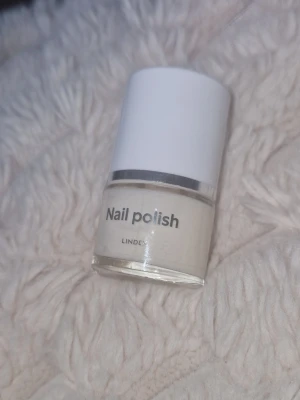 Nagellack - Säljer ett helt nytt stilrent nagellack från Lindex. Perfekt för dej som gillar en fräsch och enkel look på naglarna. Lätt att applicera och ger ett snyggt resultat. Färgen är Flirty Coral