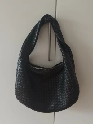 Svart väska  - Super fin väska från Gina tricot som inte kommer till användning längre. Använd fåtal gånger🌸