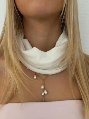 Kashmir buff - vanilla - Vit kashmir buff - vanilla🤍🍦Det finns ett begränsat antal så hör gärna av dig innan du köper. Mått: 40 höjd, 23 bredd (rakt över)💞buffen är stretchig och går lätt att vika ner