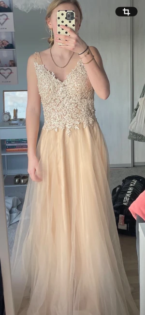 Champagnefärgad/ rosa långklänning med spets - Pris kan diskuteras! Superfin balklänning! Perfekt för bal eller festliga tillfällen! Den är i storlek S/M och är i jättefint skick utom ett slitage i tyllen som ej syns så det är fler lager tyll och vågigt, se bild 5! 💕💕