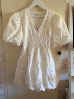 Student klänning - Eftertraktad studentklänning från Bubbleroom💞 Endast testad och alla lappar kvar! Nypris 899kr