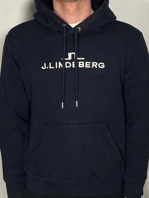 J.Lindeberg hoodie - Säljer en riktigt snygg och trendig J.Lindeberg hoodie i fint skick, storlek M men sitter som XS, vid frågor är det bara att skriva //Gramenti