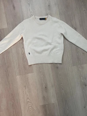 Beige stickad Ralph Lauren - Ralph lauren stickad wool blend tröja | Storlek Xs-XXS ca 155 cm lång | Lite äldre modell men fortfarande i fint skick med 10% cashmere| Har lite små skavanker på baksidan annars fin | Nypris ca 2500 kr 