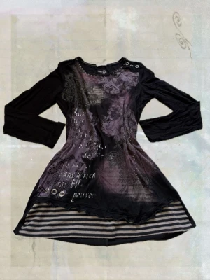 Goth långärmad tröja / minidress - Super unik och bekväm långärmad tröja med massor av detaljer! Sitter såhär på mig med storlek 38/40.