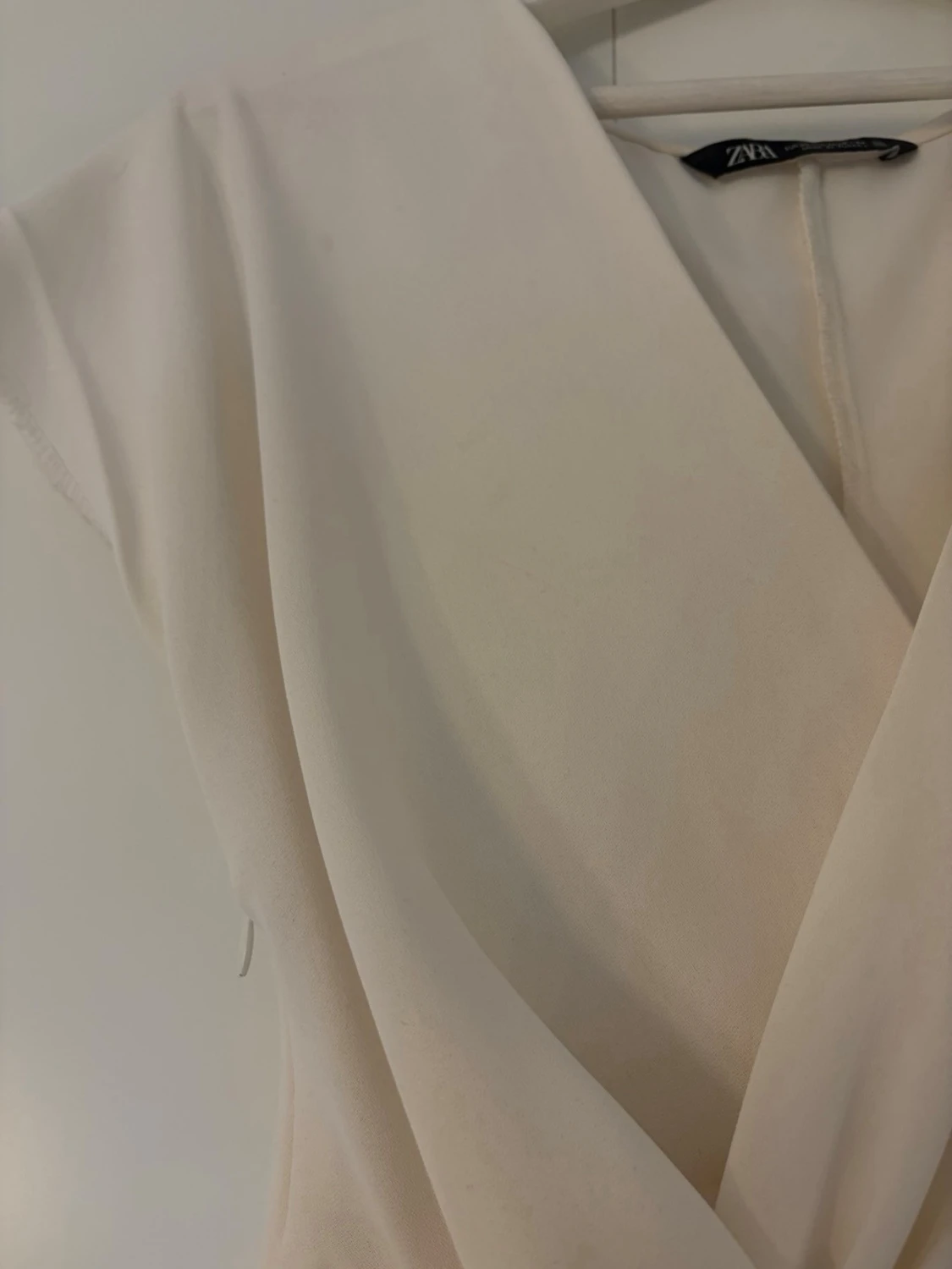 Krämvit omlottopp från Zara - 2