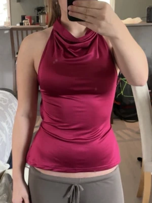 en mörkröd topp💕 - jag säljer en festig topp med en snygg detalj vid halsen och två band på baksidan💗 den är aldrig använd bara testad men kommer tyvärr inte till användning. därför är den i mycket bra skick 🫰🏻