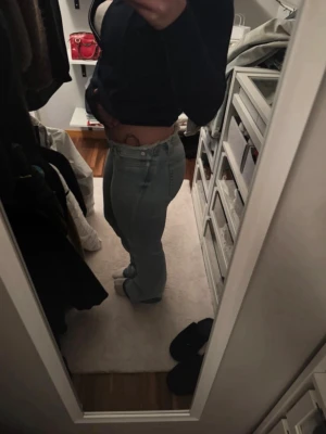 Ljusblå raka jeans - Säljer ett par ljusblå jeans med rak passform och låg midja. Jeansen har klassisk femficksdesign och är tillverkade i ett denimtyg som ger en avslappnad look. Perfekta till en enkel topp eller hoodie för en chill stil. Jensen är endast testade och aldrig använda 