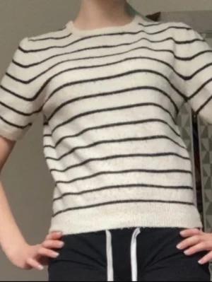 Randig stickad tröja  - Jätte fin, men lite nipprig men det syns inte på💗