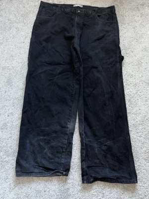 Bleu Bolt London JNCO likt Baggy Jeans - Har haft några år finns några små rivningar men de märks inte så mycket. De ser också inte lika smutsiga ut i verkligheten dom är bara lite work down.