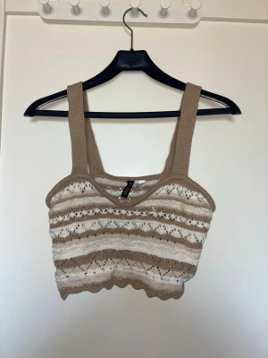 Beige och vit stickad linnetopp - Säljer en beige och vit stickad linnetopp från H&M storlek S🌞