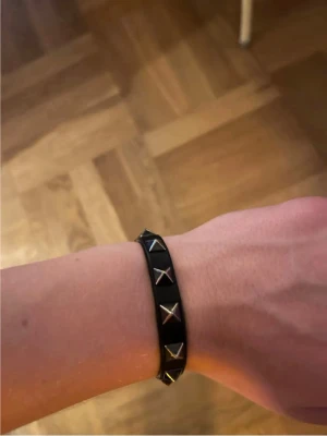 Valentino armband - Ett schysst valentino armband i mycket bra skick, använt några gånger men inga riktiga defekter. Hör av er vid frågor! Pris går absolut att diskutera!