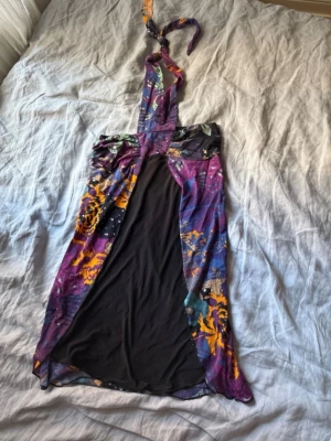 Super fin miniklänning ifrån märket Couleurs d’Ailleurs - I storlek S men är rätt så stretchig. Aldrig använd. Halterneckklänning