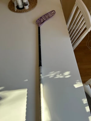 Innebandyklubba Oxdog Fusion X - Säljer en innebandyklubba från Oxdog, modell Fusion X. Skaftet är svart med vita detaljer och bladet är lila. Klubban är helt ny, bladet är highlight och är också nästan nytt