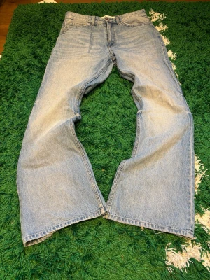 Flared Jeans - Ljusblå flared jeans från Bershka. Är Size 30 men passar en 29 också, lite heelbite, påminner om Kendrick Lamar SuperBowl Jeansen 
