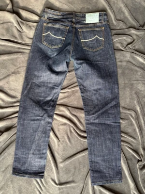 Jacob cohen jeans - Midja: 42 cm tvärs över, därav passar jeansen med w32 och inte som orginalstorleken w33 | total längd 100 cm