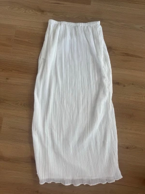 Vit långkjol - Vit maxikjol från ginatricot💌