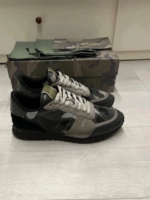 Valentino rockrunners  - Hej! Säljer dessa valnetino rockrunners//skorna är i mycket fint skick, öppen för byten. 