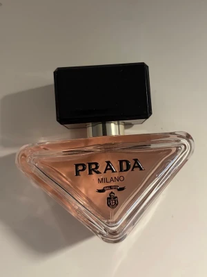 Prada paradoxe pafrym - Prada paradoxe 30 ml knappt använd. Doftnoter:  saftigt päron, mandarin och bergamott, apelsinblomma och neroli, samt en bas av bärnsten och vit mysk 