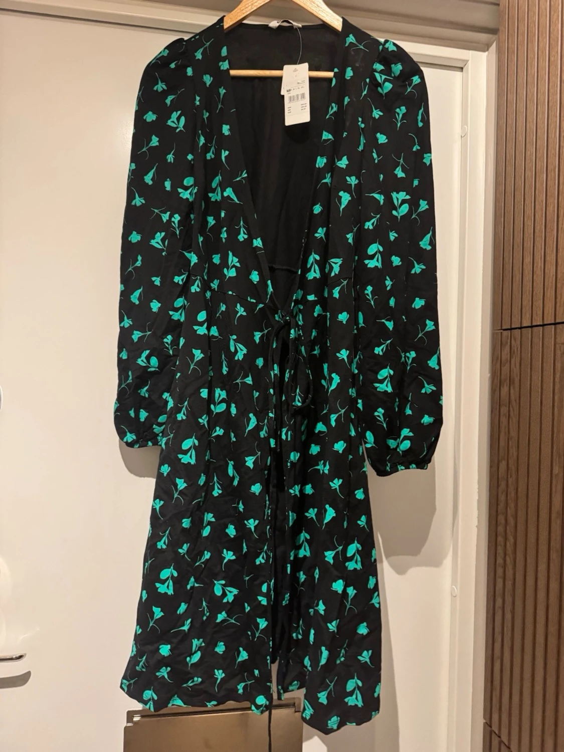 Svart blommig omlottklänning