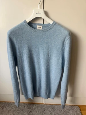 John Henric Kashmir tröja - Säljer nu denna sjukt snygga Kashmir tröjan som är den perfekta färgen inför våren/sommaren! | Väldigt bra skick som visas på bilderna, ett litet ”hål” i armhålan. Går inte helt igenom och är väldigt litet så syns ej när den används. | Nypris på 2500.