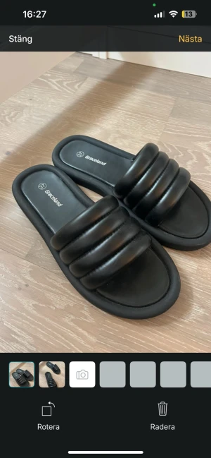 Svarta sandaler från Graceland - Säljer ett par svarta sandaler från Graceland med chunky, vadderade remmar och öppen tå. Tillverkade i syntetmaterial med en mjuk innersula för extra komfort. Perfekta för en avslappnad och trendig look.