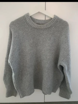 Ljusgrå stickad tröja - Mysig ljusgrå stickad tröja