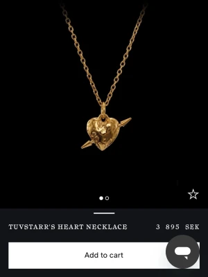 Intressekoll på maria nilsdotter halsband - modellen heter Tuvstarr’s heart necklace, Den större versionen. 💖Orginalpris är 3895kr har haft och använt i ett år. Har tagit av vid dusch och när jag sovit men annars använt ofta. Har orginallåda, om man vill se bilder på dessa hör av er. Accepterar inte skambud men priset går att diskutera ❤️Vill minnas att jag köpte 45 cm.