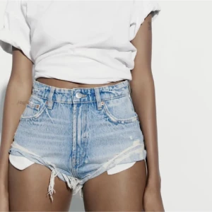 Ljusblå jeansshorts från Zara - Ljusblå jeansshorts från zara, helt oanvända me prislappen kvar. Mid rise. Kan gå ner i pris💕